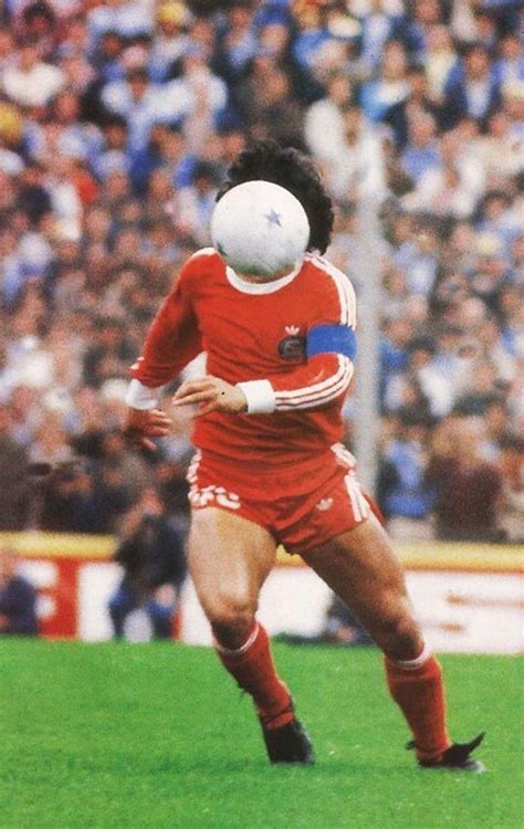 Diego maradona terre de foot these pictures of this page are about:diego maradona younger. 20 Rare Photographs of a Very Young Diego Maradona From the Late 1970s and Early 1980s ~ Vintage ...