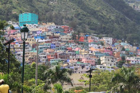 Decades of poverty, environmental degradation, violence, instability, dictatorship and coups. Haiti: des drones suisses contre le chaos urbain