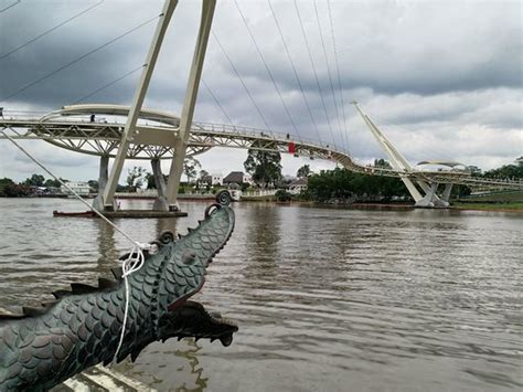 The darul hana bridge in kuching is the only pedestrian bridge that connects the north and south of kuching at the moment. Darul Hana Bridge (Kuching): AGGIORNATO 2020 - tutto ...