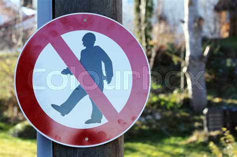 Durch verbotsschilder wird also gefährliches verhalten untersagt. Verkehrsschild - Durchgang verboten! Straßenschild - Für ...