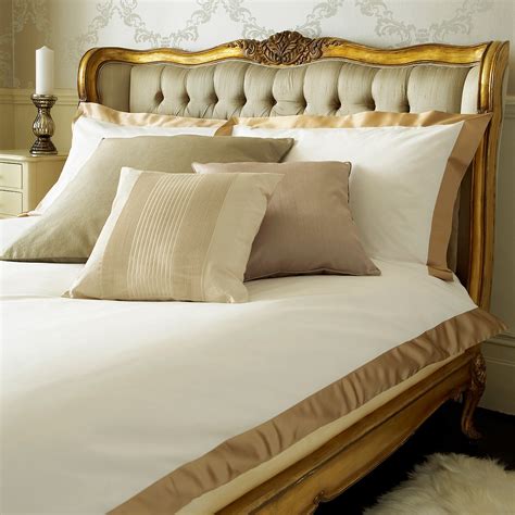 Aunque la empresa se encuentra al sur de inglaterra, los productos provienen de francia donde los viajes son constantes para adquirir. Versailles Gold Upholstered Bed, French Bedroom Company
