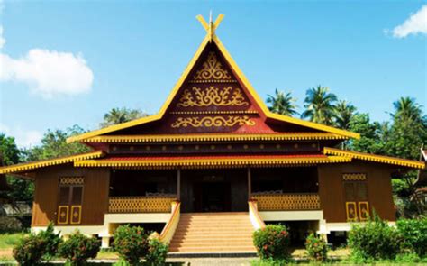 Budaya menyimpan pasu, gong, dan tempayan yang dipanggil tajau masih diamalkan hingga sekarang walaupun berkurangan. Rumah Adat Sumatera Utara + Gambar Dan Penjelasan Lengkap