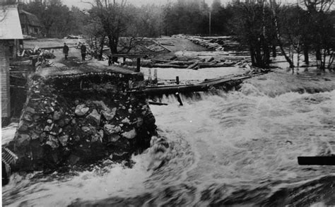 Man lyckades aldrig återfinna kroppen. Översvämningen 1916, som raserade den gamla bron. En man ...