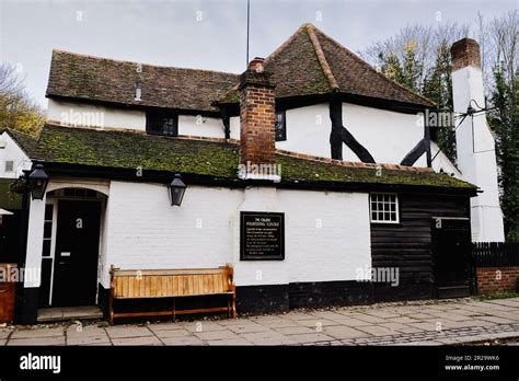 Ye Olde Fighting Cocks Pub St Albans Uk Stock Photo Alamy