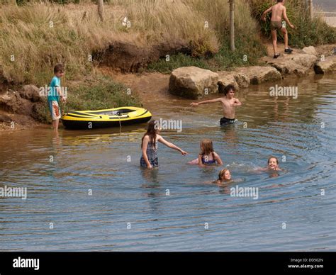 Kinder Schwimmen Im Fluss Fotos Und Bildmaterial In Hoher Auflösung