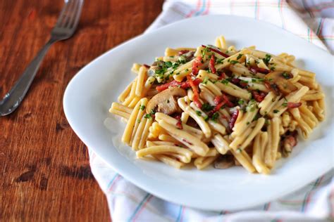 Vi basterà aggiungere alla classica besciamella abbondante una ricetta davvero versatile, e dal sapore intenso per arricchire le vostre pietanze: PASTA CON FUNGHI, SPECK E CREMA DI PARMIGIANO ...