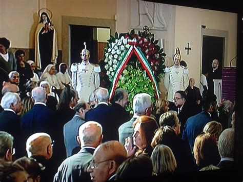 L'ex presidente della repubblica italiana, carlo azeglio ciampi, è spirato venerdì scorso in una clinica privata di roma. Funerali di Carlo Azeglio Ciampi, l'addio commosso a San ...