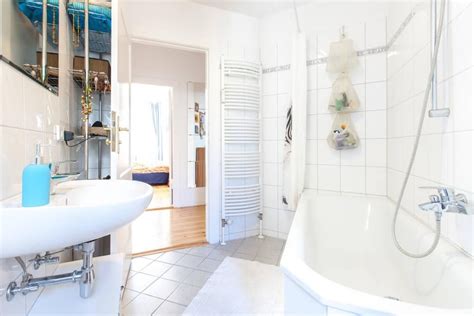 Buchen sie jetzt luxuriöse zimmer & suiten in berlin! Helles und großes Badezimmer mit Badewanne. Es ist Teil ...