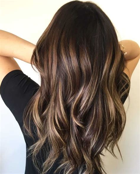 +24 balayage caramel sur cheveux chatain foncé : Balayage miel sur