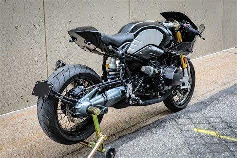 Discover the classic roadster with iconic boxer engine. The Dark Knight - Singular Rides BMW R Nine T