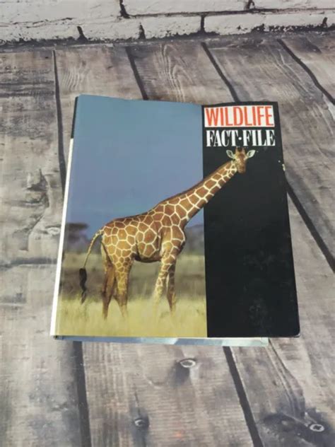 Vintage 1990s Wildlife Fact File Animal Binder With 70 Cards 11
