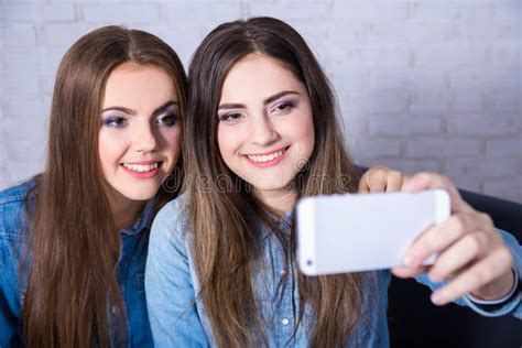 dwa pięknej kobiety bierze selfie fotografię z mądrze telefonem obraz stock obraz złożonej z