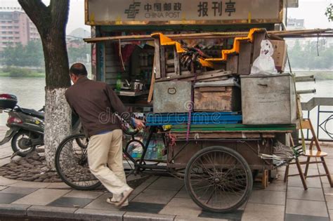 Hombre Tira Sobre Carga Viejo Triciclo Oxidado En El Centro De China