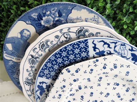 Mismatched Dinner Plates Set Of 4 Vintage Blue And White Etsy Plates Blue And White