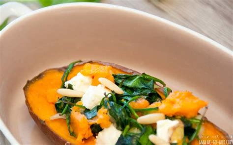 Gefüllte Süßkartoffel aus dem Ofen mit Feta und Spinat