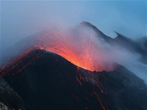 Dabei leeren sich auf mehr oder weniger zerstörerische weise die magmakammer(n) eines vulkans oder magma steigt durch spalten und bruchstellen mehr oder weniger direkt aus dem erdmantel auf. Foto Vulkan Stromboli, Fotonummer 360044 - von ...