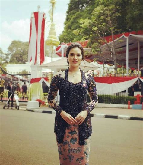 Pin Oleh Jana Truby Blog Di Graduation Busana Batik Gaun Batik Kebaya Pernikahan