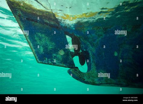 Foto Submarina De La Hélice En Un Barco Maldivo Dhoni Con Black Spot