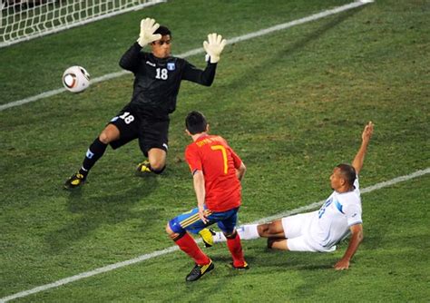 Robert lewandowski (polonia) remate de cabeza desde el centro del área por bajo, junto al palo izquierdo. España vs.Honduras, Mundial 2010 | Spain's striker David Vil… | Flickr
