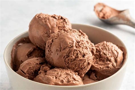 Easy No Cook Homemade Chocolate Ice Cream Recipe