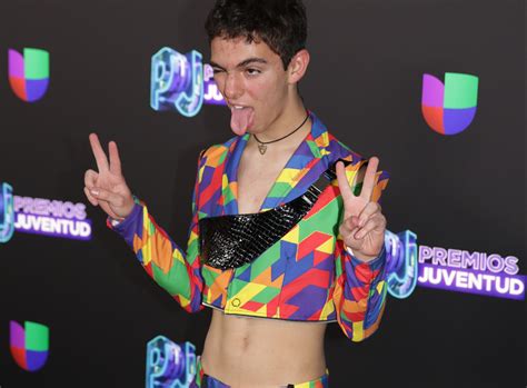 ¡brutal Joaquín Bondoni Actor De Serie Gay Y Las Burlas Por Su Atuendo En Premios Juventud