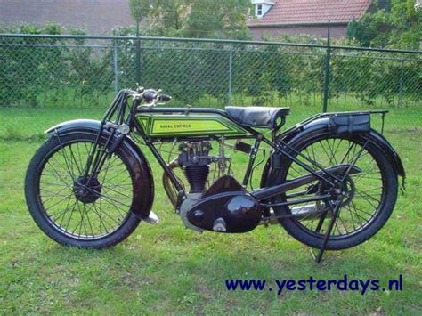 The badge is in very good condition. Antique Motorcycles: Royal Enfield Sports Model 351 (1927)