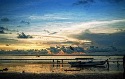 Maha karya alam semesta lukisan yang terindah di situ hatiku berlabuh ia bernama indonesia. 5 Wisata Pemandangan Pantai Terindah di Indonesia - Reresepan