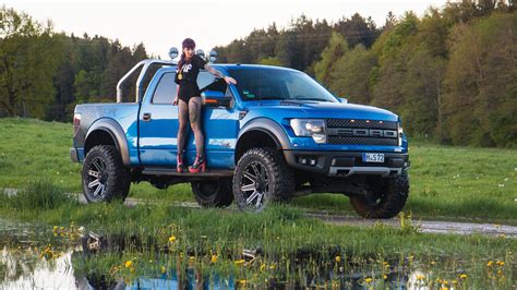 Price details, trims, and specs overview, interior features, exterior design, mpg and mileage capacity, dimensions. Ford F-150 SVT Raptor 6.2L in der Power Parts Edition