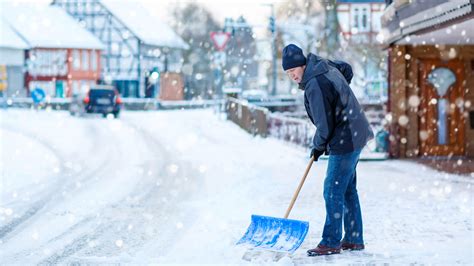 Shoveling Snow Wrong Could Be Dangerous Heres What You Need To Know