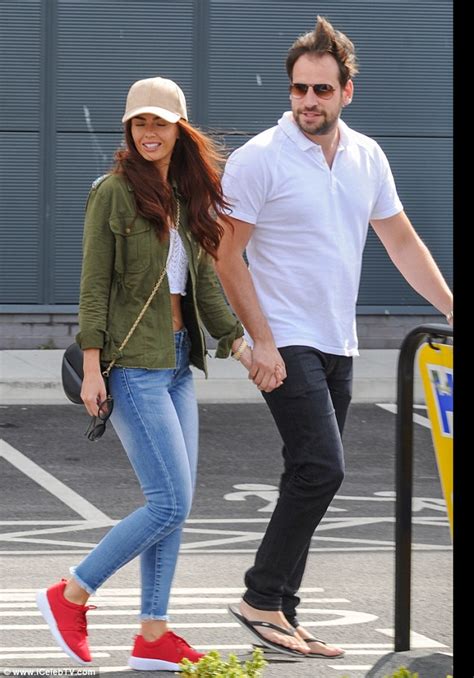 hollyoaks jennifer metcalfe flashes her taught tummy with beau greg lake daily mail online