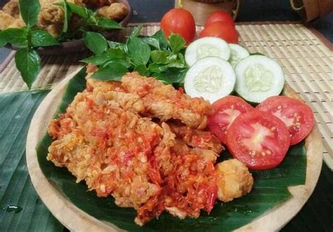 I am geprek bensu , ayam geprek bensu. Resep Ayam Geprek Wong Klaten (Ayam Goreng Tepung Sambal ...
