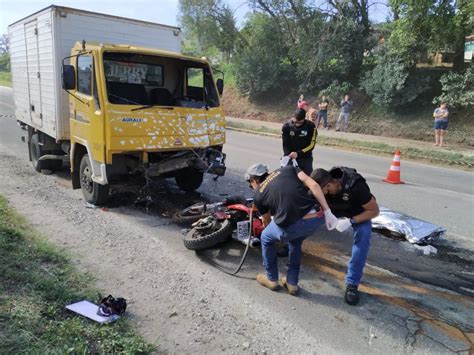 Motociclista morre após bater de frente contra caminhão