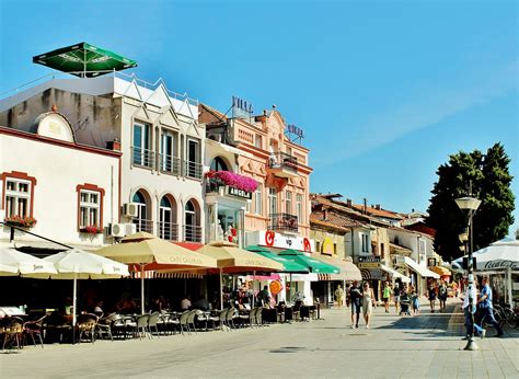 Szef stanu, religia, liczba mieszkańców. Zdjęcia: Ochryda, płd.-zach.Macedonia Północna, Uliczka w ...