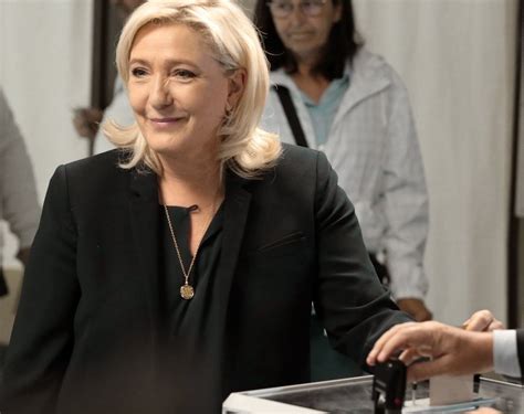 Парламентські вибори у Франції Макрон втрачає більшість у Ле Пен шалений прорив