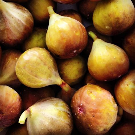 A Pile Of Ripe Figs Sitting Next To Each Other