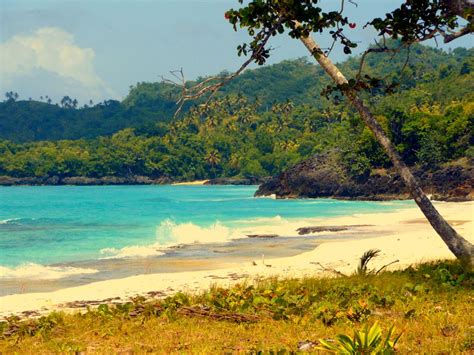 About 10 miles (16 km) long and up to 2 miles (3 km) wide and bound by reefs, the verdant cay has long been. santiago30caballeros.com: TESORO ESCONDIDO: "PLAYA RINCÓN ...