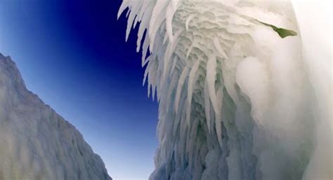 ترفيه وتسلية صور رائعة اكتشاف كهوف جليدية في بحيرة بيكال بسيبيريا