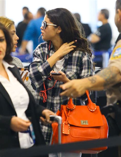 Selena Heading Through Tsa Security To Catch A Flight Out Of Miami Florida April 10 Selena