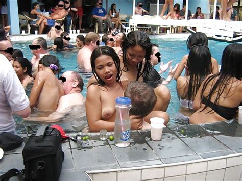 プールで裸の女の子とおじさん達が大量に戯れる 闇が深すぎる ”プールパーティー” の様子がこちら ポッカキット