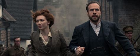 There's no big song and dance numbers. "War Of The Worlds": Eleanor Tomlinson, Rafe Spall und ...
