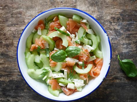 Salade de concombre au saumon fumé et fromage de chèvre