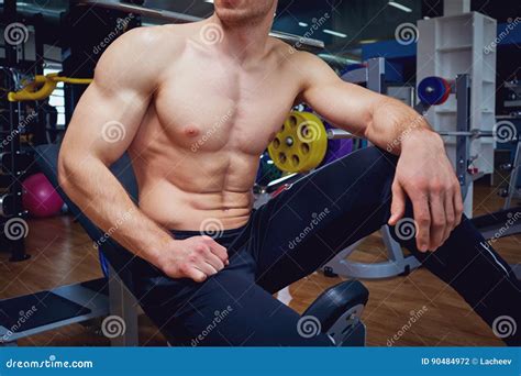 Il Corpo Atletico Di Un Uomo In Palestra Fotografia Stock Immagine Di Atleta Lifestyle