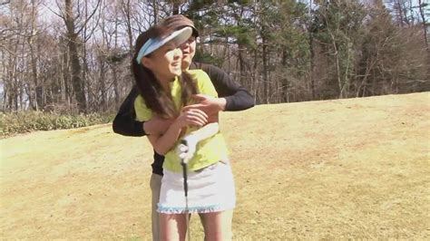 sexiga söta tjejer älskar att suga sin golfinstruktörs kuk xhamster