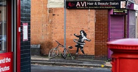 Seine schablonengraffiti wurden anfangs in bristol und london bekannt. Neues Kunstwerk von Banksy in Großbritannien aufgetaucht ...