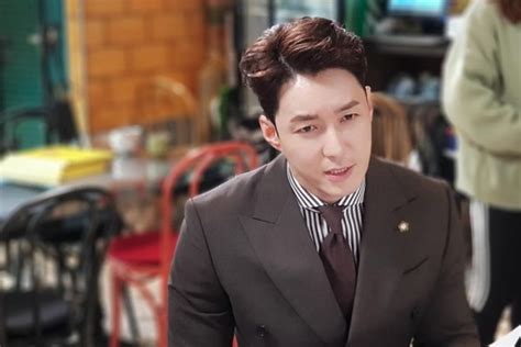 10 Inspirasi Outfit Ala Aktor Shim Hyung Tak Kece Nan Simpel