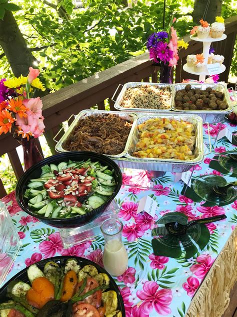 From dips to salads to the cutest little mini burgers ever, these easy appetizers, snack and desserts are going to be crowd. There's still time for that last minute summer party ...