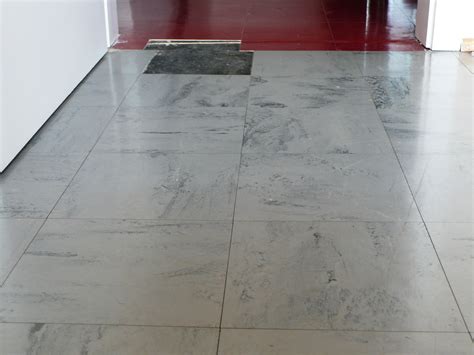 Ob sich asbest im fliesenkleber befindet, hängt vom alter des bodenbelags ab. Flex-Platten