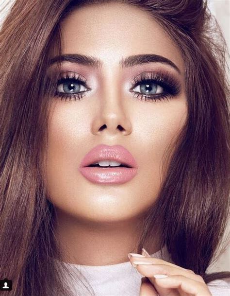 هي من أسرة فنية، حيث أن شقيقاتها هما الممثلات شيماء وشذى ، وشقيقتها شيلاء هي عارضة أزياء وممثلة وقد رشحت بمسابقة «ملكة جمال العالم» بعام 2013 ، كما أن والدتها فاطمة إسماعيل دخلت مجال التمثيل. شيلاء سبت تفوز وترد: طلعت حلوة باللبناني | مجلة الجرس
