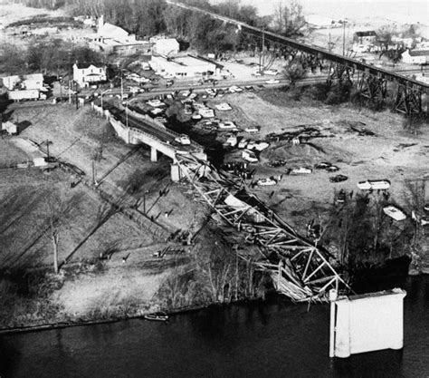 Point Pleasant Bridge Disaster: Collapse of the Eyebar-Chain Suspension