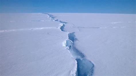 iceberg de   km se detache en antarctique mais cest normal